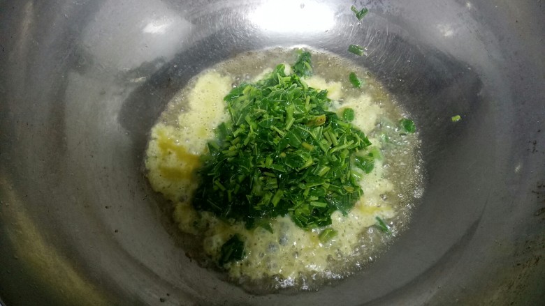 香椿炒鸡蛋,锅中让入适量油,油热后,倒入搅拌好的香椿鸡蛋液。