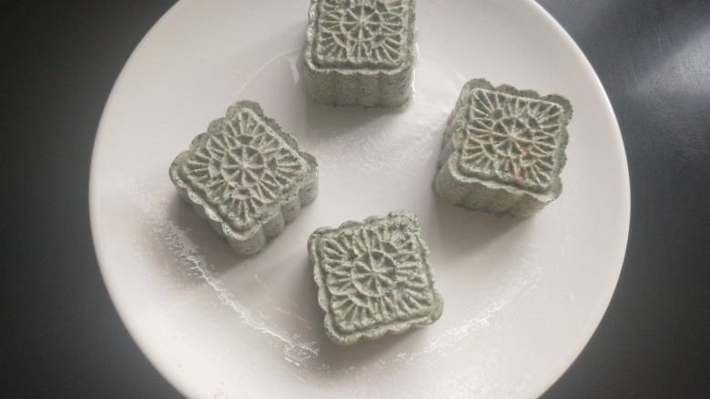 艾叶豆沙青团(月饼模具版),盘中抹上食用油,将做好的艾团放入盘中。