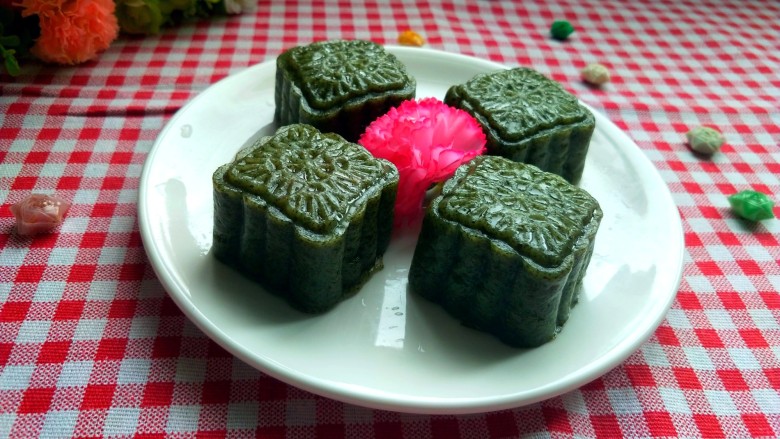 艾叶豆沙青团(月饼模具版),蒸好了,可以美美的享用了,香味浓郁哦!