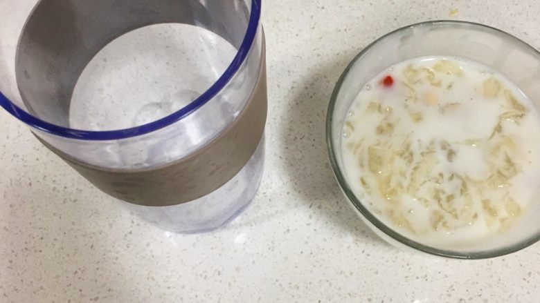 宝宝辅食10M➕:银耳花生牛奶,小月龄宝宝喝的话要放入料理棒中搅打