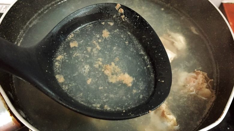 排骨焖香菇,大火烧开,捞出浮沫