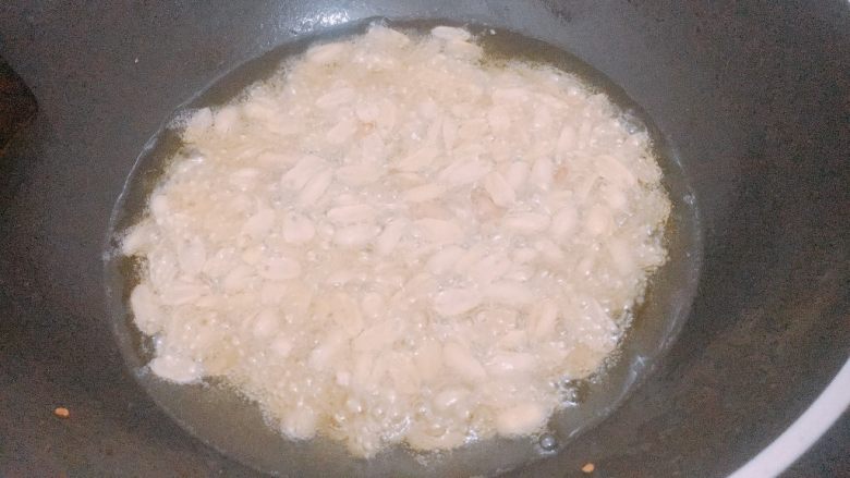 麻辣花生米,炸花生米的过程大概8到10分钟,油温起来之后会闻到花生香味,3~4分钟后可以把火调大一些,不要太大喔,小心会焦。