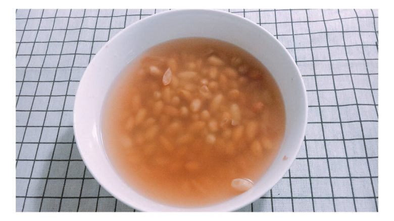 麻辣花生米,<a style='color:red;display:inline-block;' href='/shicai/ 4262'>花生米</a>浸泡半个小时,方便脱皮。