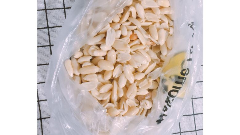 麻辣花生米,去死后放置冰箱冷冻一夜,我试过冷冻半个小时,也可以炸脆,不过炸的时间会稍微久一点。过夜冷冻再去炸口感会好。