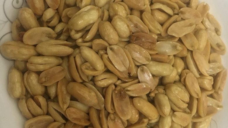 麻辣花生米,我大概炸至这个程度,盛出来放凉一会。