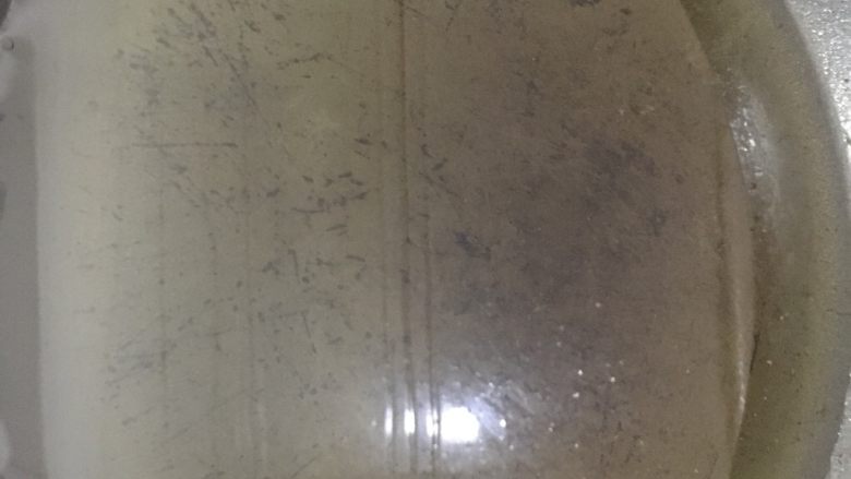 麻辣花生米,加入比平时炒菜多一点的油,能够没过花生米就可以啦!