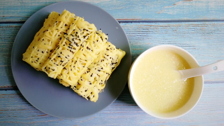 鸡蛋饼,摆盘,配上小米粥,早餐搞定啦!
