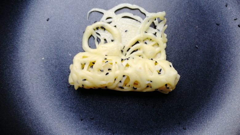 鸡蛋饼,然后卷起来,后面的同样操作方法