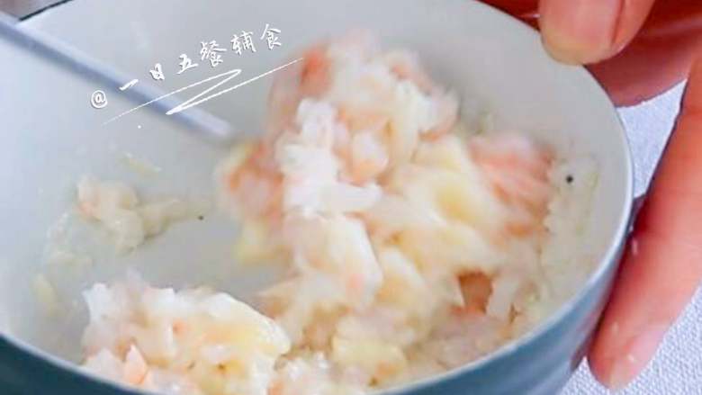海鲜吐司卷,沙拉酱加入搅匀。
>>介意生鸡蛋的妈妈,换成酸奶,或者什么都不加。