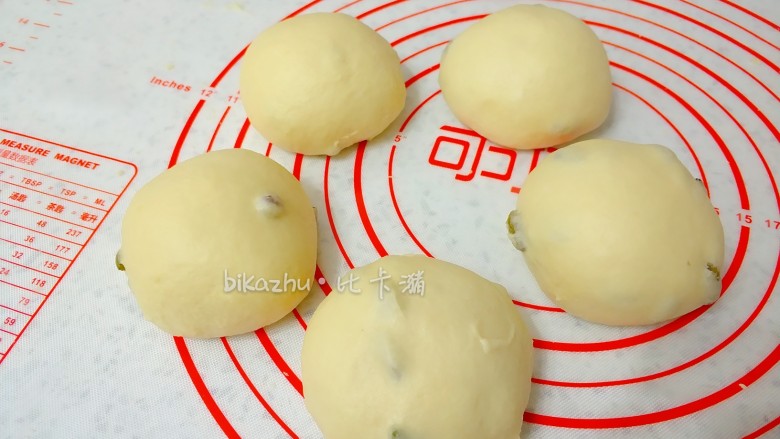 一次发酵葡萄干面包,分割成5等份