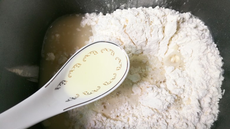 篱笆墙边红枣馒头花朵,放入食用油