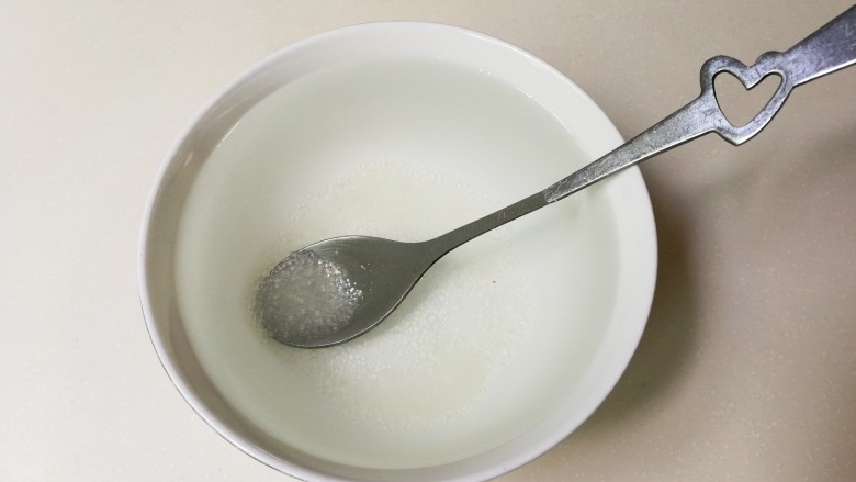 篱笆墙边红枣馒头花朵,砂糖放入温水融化