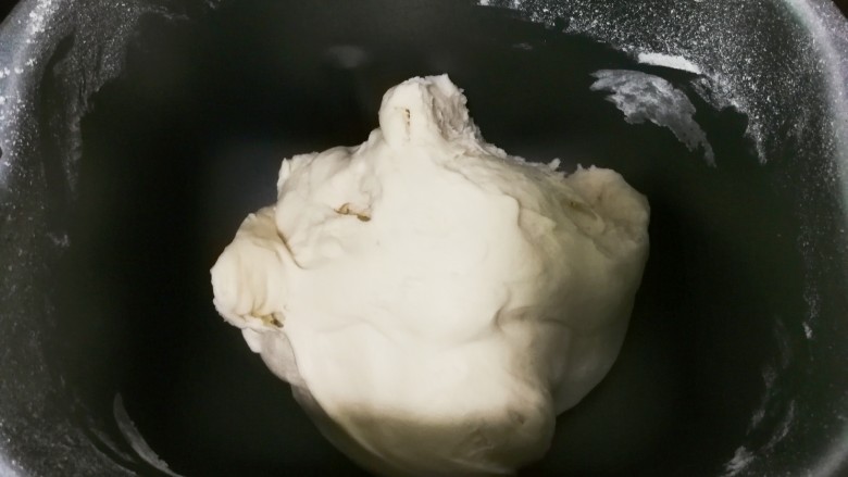 篱笆墙边红枣馒头花朵,搅拌好的面团