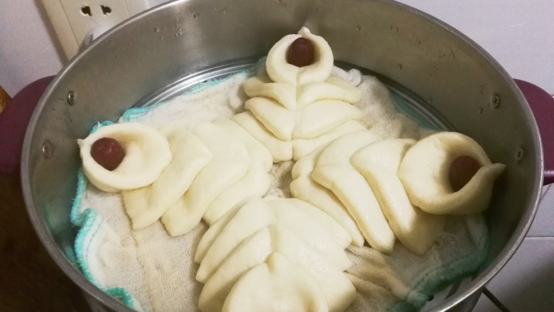 篱笆墙边红枣馒头花朵,发酵四十分钟左右,看到表面湿润,发酵有两倍大,蒸锅水开放入蒸二十分钟焖三分钟