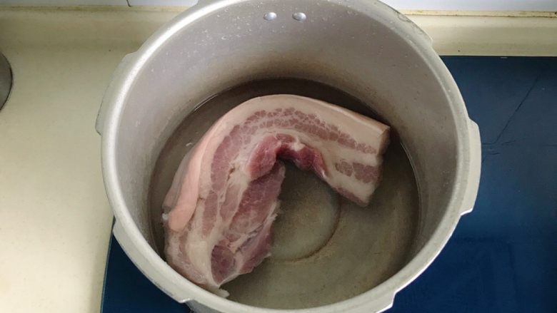 清明时令菜-毛笋烧肉,肉洗净放锅里,整块焯水(放水,煮开,直至出现白色浮沫,洗净)后,放高压锅中