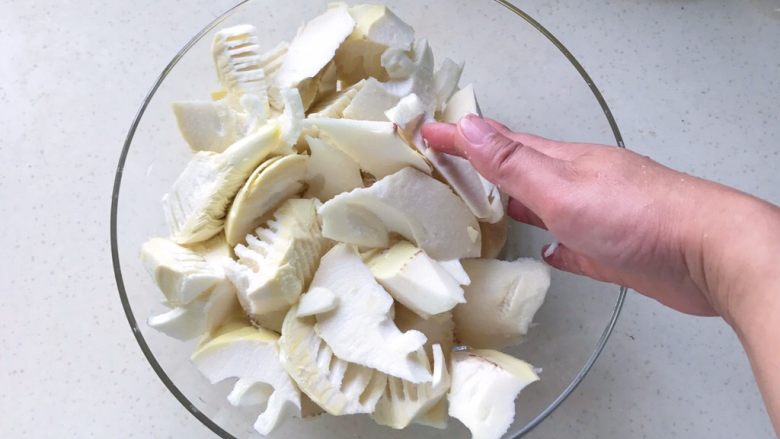 清明时令菜-毛笋烧肉,用手搅拌均匀,这样不仅能去除笋的薅味,还会让笋更入味(我这颗毛笋是山上的,基本吃不到薅味)