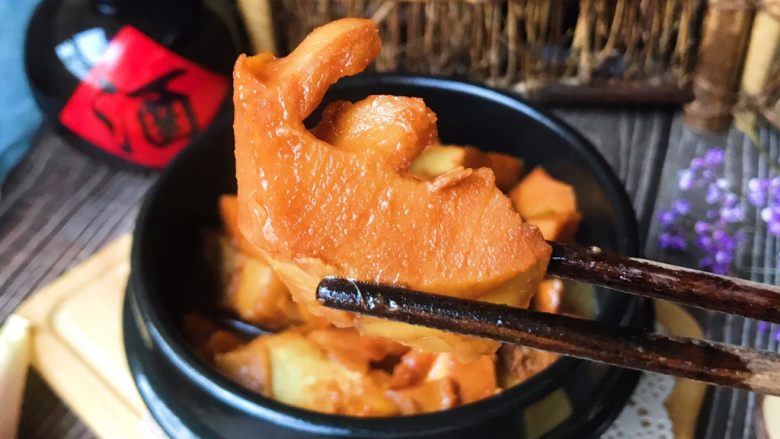 清明时令菜-毛笋烧肉,毛笋很好的吸收了肉汁的油润,一口咬下去特别香甜可口……