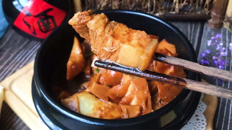 清明时令菜-毛笋烧肉,五花肉油而不腻,吸收了毛笋的鲜甜……