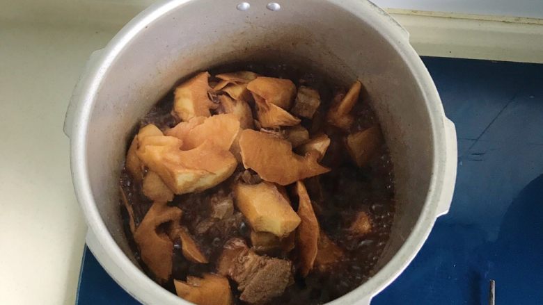 清明时令菜-毛笋烧肉,煮至上色入味即可,不用添加其他调味料
