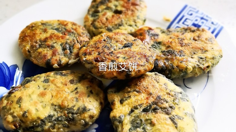 香煎艾叶饼,装盘