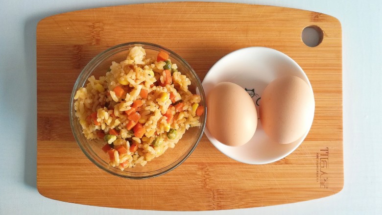 米饭巧吃法-田园米饭煎饼,今天就来做米饭煎饼
准备食材:田园炒饭1碗、<a style='color:red;display:inline-block;' href='/shicai/ 9'>鸡蛋</a>2枚