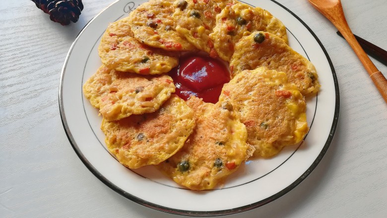 米饭巧吃法-田园米饭煎饼,出锅挤上番茄酱即可食用