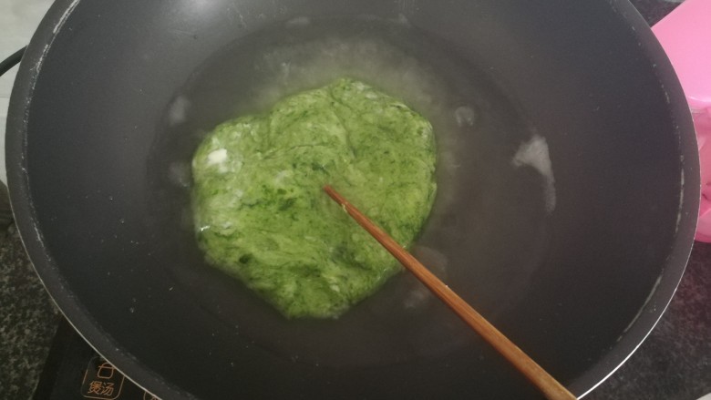 #客家美食#清明粄,为了让清明粄的皮更Q,婶子放了一块面团在锅里煮,相当是“引子”。
