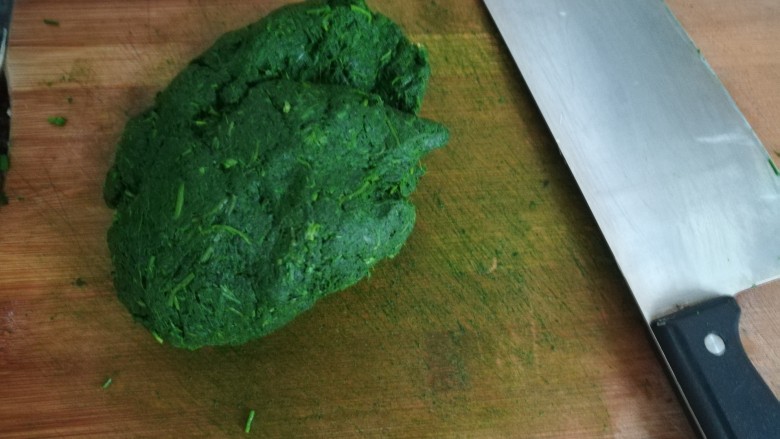 #客家美食#清明粄,已经煮好的黄花艾,我家婶子准备用刀剁碎,有料理机搅拌就会更细,更好吃。
记住,在煮<a style='color:red;display:inline-block;' href='/shicai/ 3309'>艾草</a>时候一点要加一点点的碱面,不然就不绿了,一两克就好了,千万别太多。