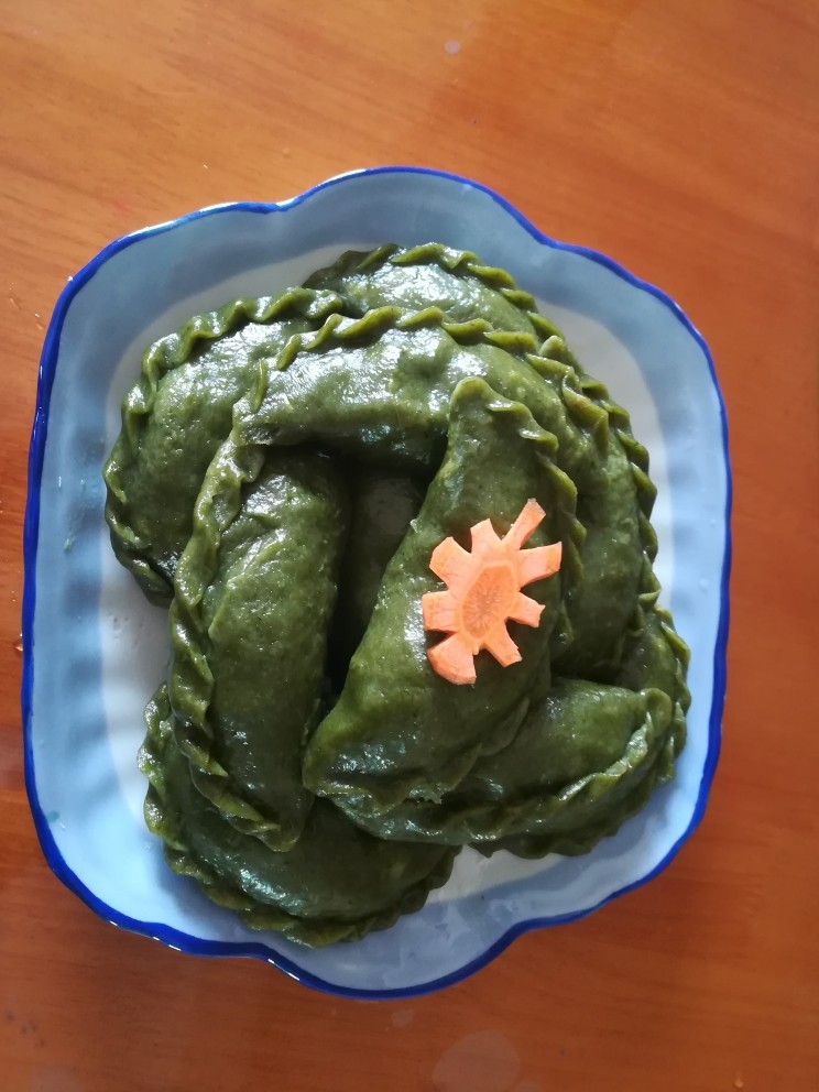 #客家美食#清明粄,做好一笪后,下锅用柴火蒸。
水开后,旺火蒸8分钟就好了,不能太久哦,太久会粘连一起,破相了,最多不能超过10分钟就要拿起来,等稍冷后给它翻个身,再过几分钟才用东西装起来。