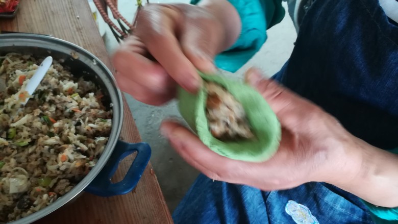 #客家美食#清明粄,像做水饺一样收口,捏紧。