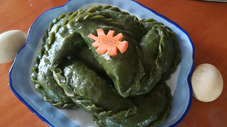 #客家美食#清明粄,绿油油的,香喷喷的,非常Q弹,满含艾草香味的,特别有特色的客家清明粄就做好了。
今年我一口气就吃了仨呢,因为我自己亲手做出来的,特别有成就感,特别好吃。