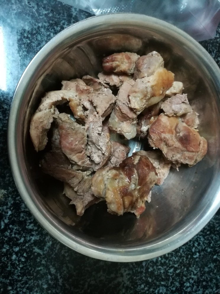 又见肉松,蒸好的瘦肉,已经大大缩水了,肉一定要蒸烂,不然就不起松啦。
我前后蒸了快2个小时。
