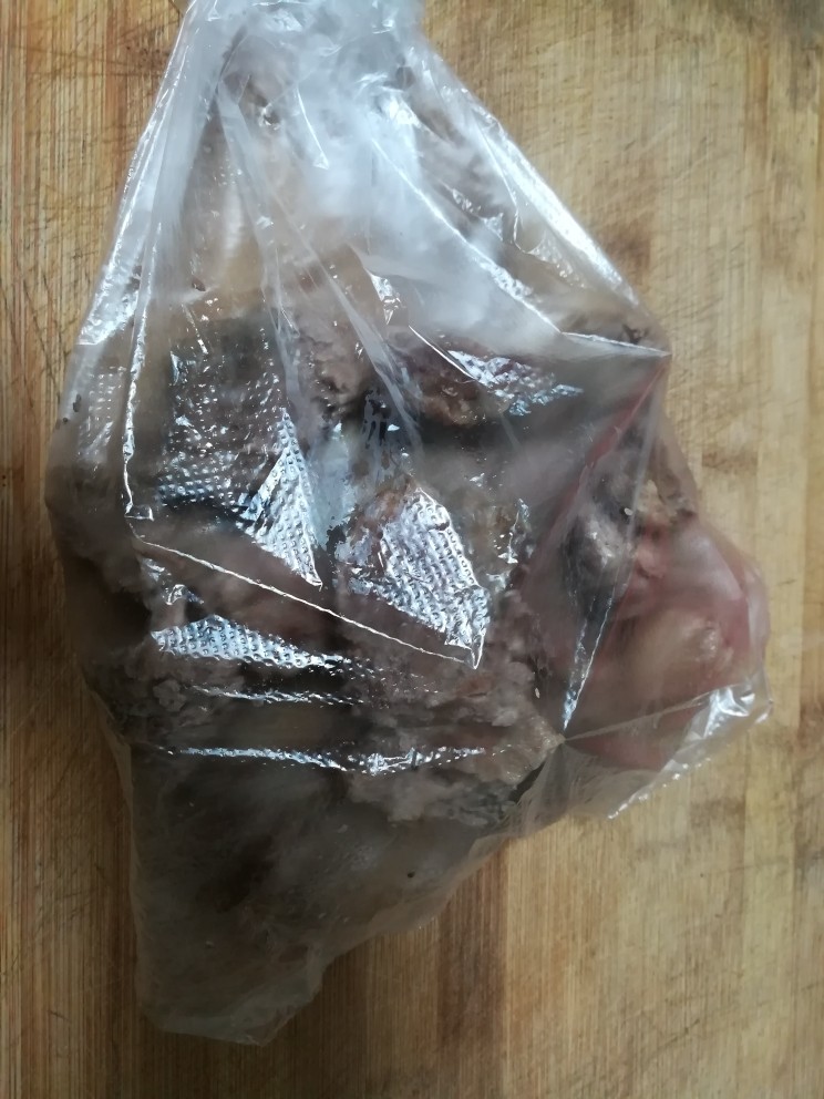 又见肉松,放进保鲜袋里,用擀面杖使劲敲打,让猪肉尽量散开来。