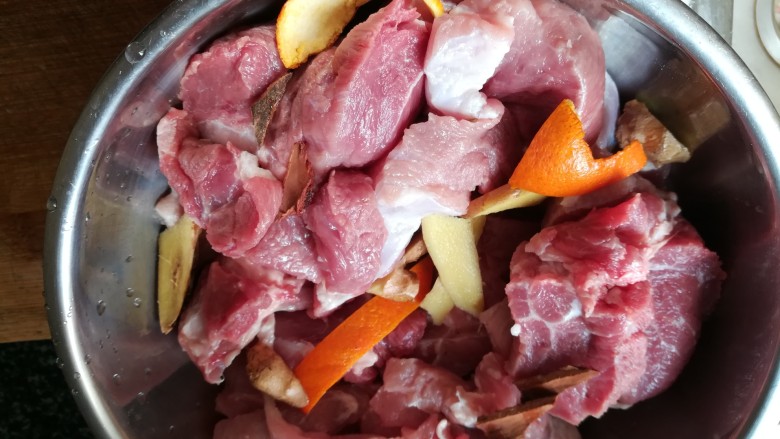 又见肉松,放上瘦肉,上面再放一层香料,就是为了去腥提味。