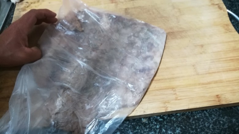 又见肉松,最好外面再套个超市的食物袋子,不然很快保鲜袋就会烂掉,瘦肉跑出来,这是经验之谈。