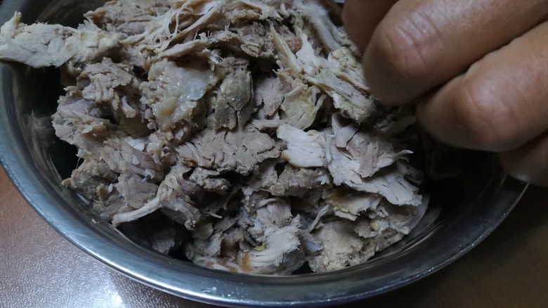 又见肉松,敲打以后用手撕,越细越好,超难撕的,我和老公两人撕了差不多半小时呢。