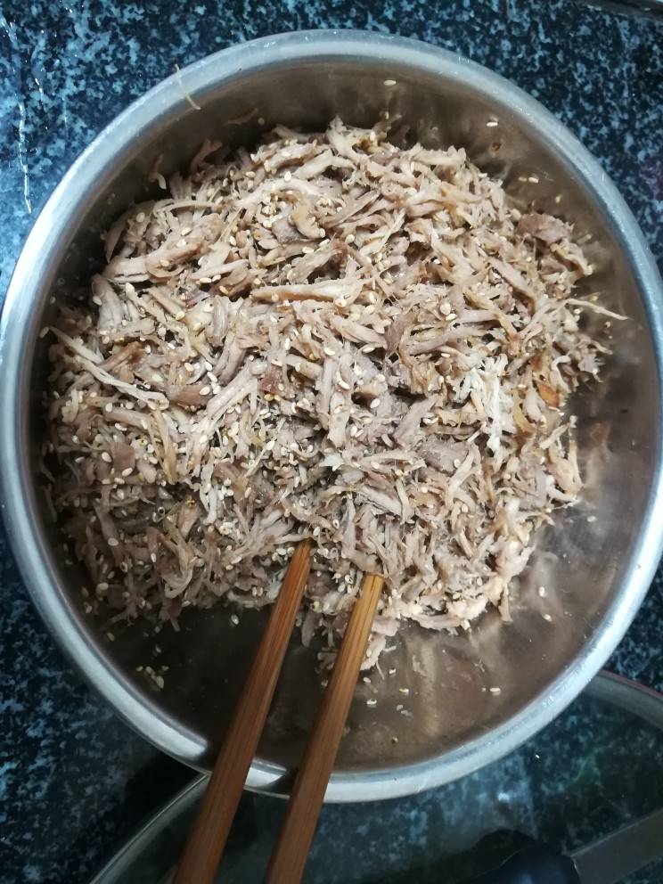 又见肉松,搅拌均匀后,放进料理机里搅拌,用的是绞肉功能哦。
因为量多,更因为料理机好像出问题的,所以忘了拍照,这一过程有点漫长,需要足够的耐心。