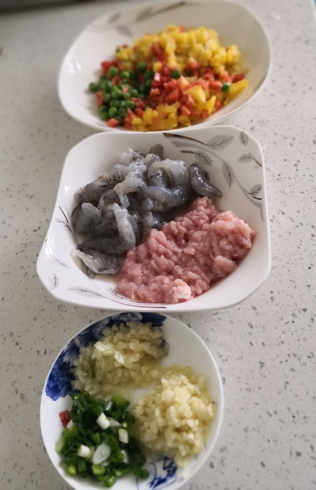 菠萝炒饭,虾仁用胡椒、料酒、盐拌好。
肉末备用。
仔姜大蒜末与葱花备用。