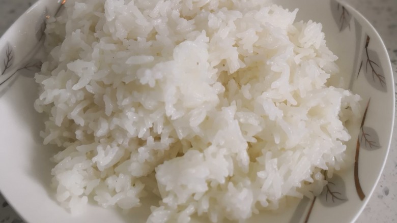 菠萝炒饭,煮熟了的米饭备用