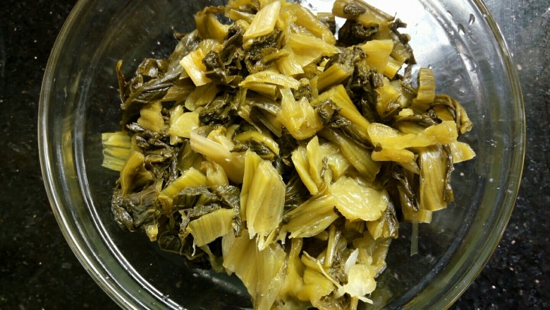 春笋酸菜炒五花肉&吃出春天的味道,<a style='color:red;display:inline-block;' href='/shicai/ 3361'>酸菜</a>用水浸泡一下去除咸味,然后捞出切碎。