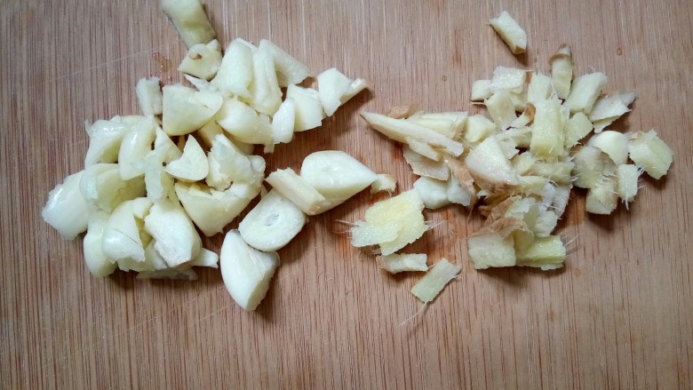 春笋酸菜炒五花肉&吃出春天的味道,切点蒜末,<a style='color:red;display:inline-block;' href='/shicai/ 37'>姜</a>末