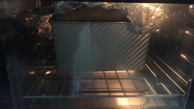 一次发酵 超好吃的红枣桂圆红糖吐司,我家的烤箱是上下火170度放在下层烤40分钟。这是参考温度,以实际烤箱温度为准。面团顶部上色的时候盖上锡纸