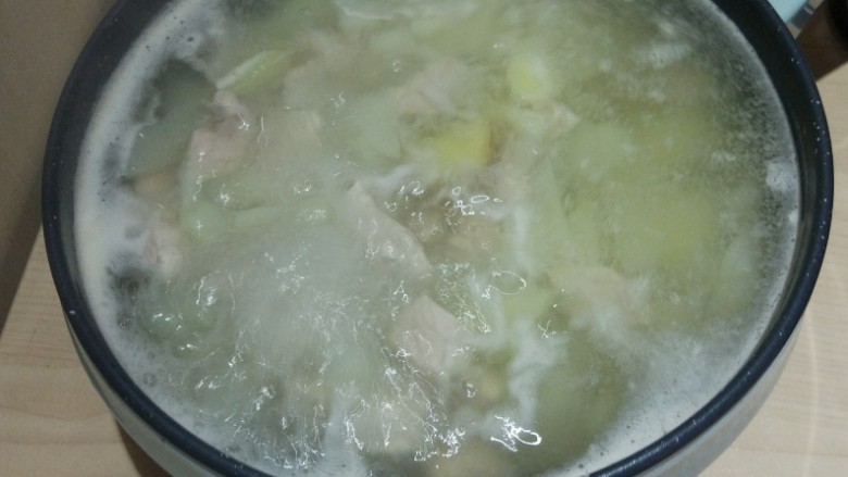 胡椒马铃薯瘦肉汤,把切好的肉里放入0.25的盐这样肉才有味道,调好味道的肉放入汤里煮,不要煮太久,不然肉会涩。想要肉质嫩点可以放点地瓜粉