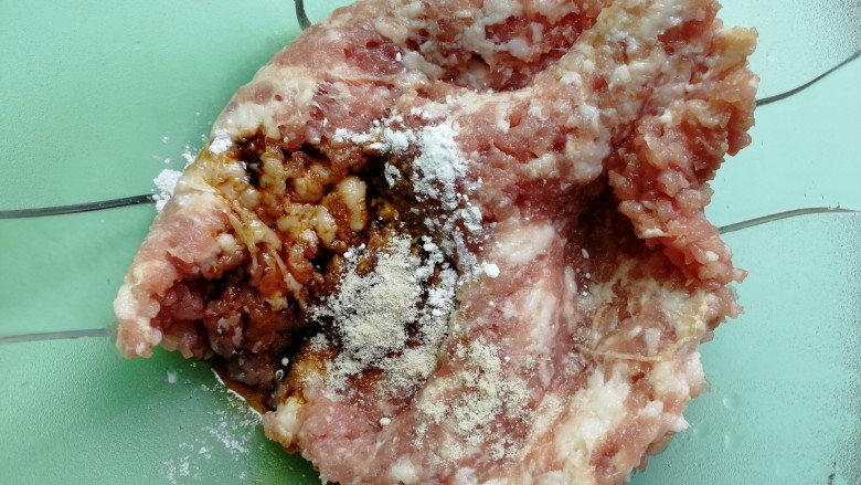 珍珠丸子,肉馅放一个大碗里,加适量盐,耗油,酱油,鸡粉,生粉