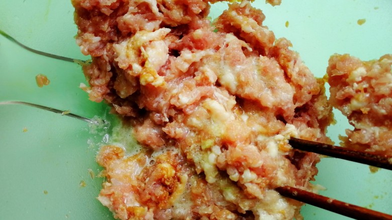 珍珠丸子,倒适量葱姜水,顺时针搅拌,等肉吸收了葱姜水,再适量加点,继续顺时针搅拌,搅拌到肉上劲即可