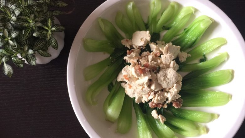 糖醋豆腐酿,剩下的肉未和挖出的豆腐碎和匀铺在盘子中间