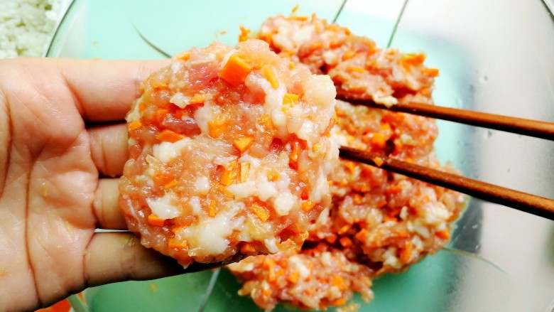 珍珠丸子,取适量肉馅,揉圆按扁