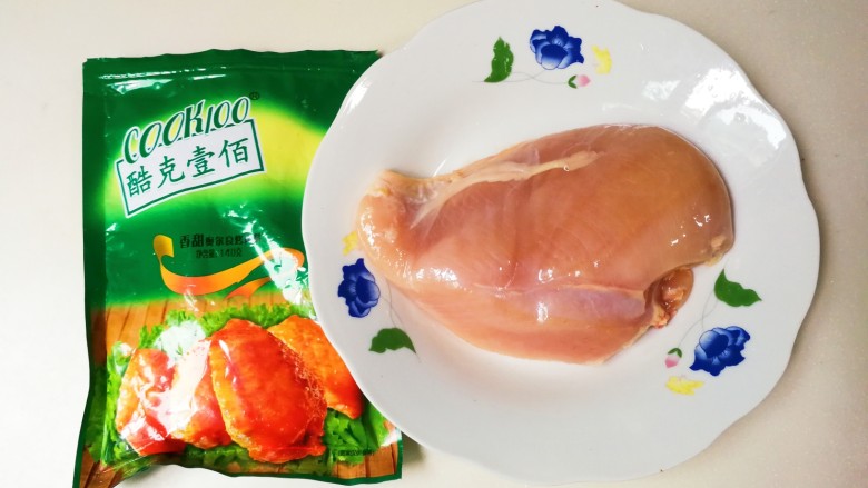 香煎白芝麻鸡脯肉,准备好<a style='color:red;display:inline-block;' href='/shicai/ 5885'>鸡脯肉</a>,烤肉料