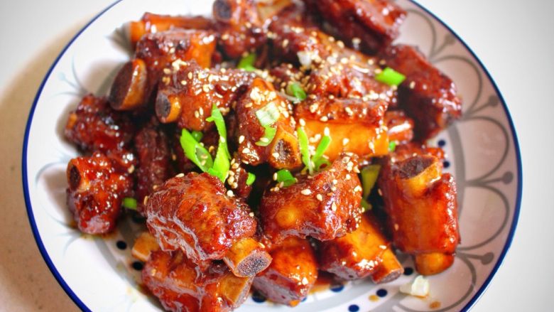 糖醋肋排,出锅之后,撒上白芝麻和葱花,一盘诱人的糖醋肋排就完成啦。