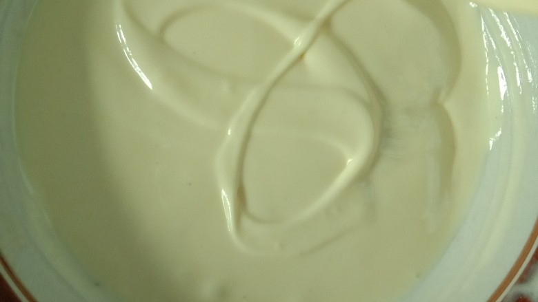 水嫩蒸蛋糕,搅拌均匀,同样的蛋白没有消泡,蛋糕糊画八不会很快消失!